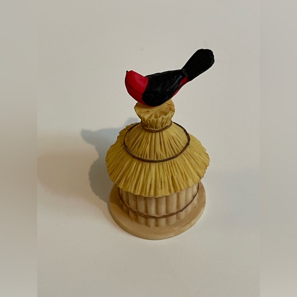 1995 LENOX GARDEN BIRDHOUSE MINIATURE THIMBLE SCARLET TANAGER THATCHED BIRDHOUSE - Picture 3 of 7